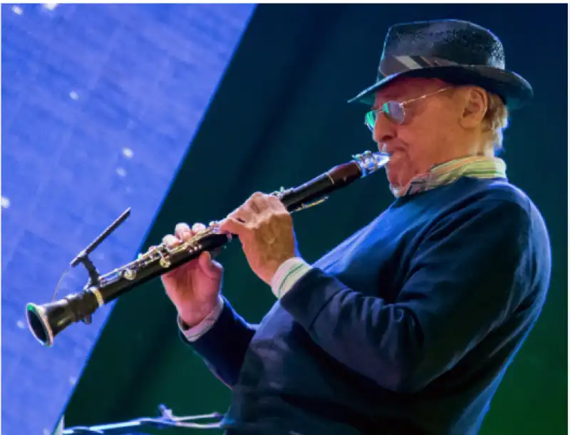 renzo arbore suona il clarinetto