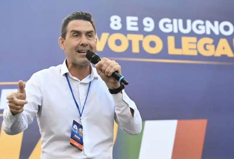 roberto vannacci   comizio a piazza santi apostoli   roma   