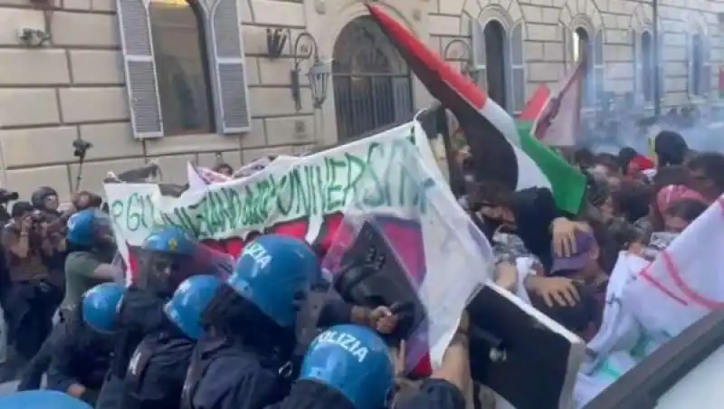 SCONTRI ALLA MANIFESTAZIONE CONTRO IL GOVERNO A ROMA  