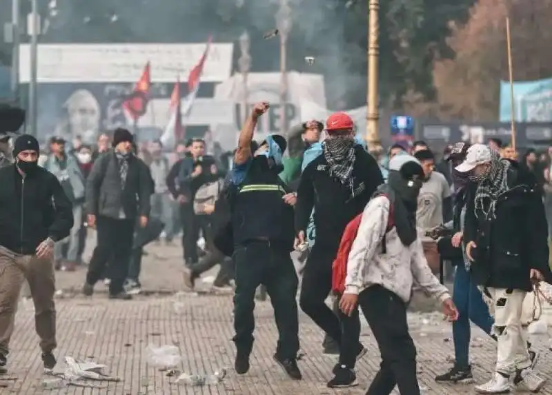 SCONTRI ALLA MANIFESTAZIONE CONTRO IL GOVERNO MILEI A BUENOS AIRES