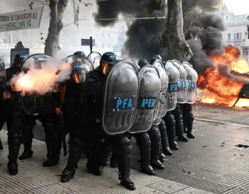 SCONTRI ALLA MANIFESTAZIONE CONTRO IL GOVERNO MILEI A BUENOS AIRES