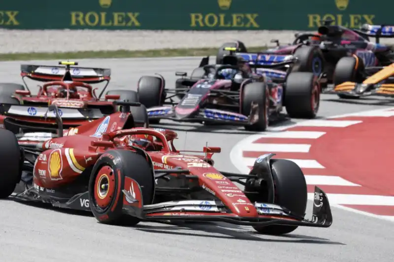 SORPASSO TRA SAINZ E LECLERC NEL GRAN PREMIO DI SPAGNA