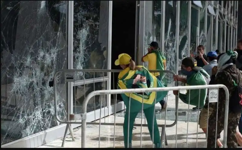 sostenitori di jair bolsonaro prendendo d'assalto le sedi istituzionali a brasilia