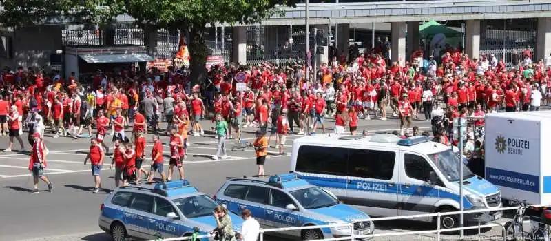 tifosi fuori dallo stadio a euro2024. 1