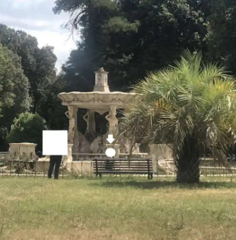 turista fa il bagno a villa pamphilj   3