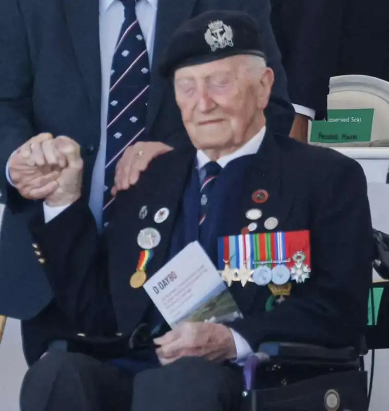 veterano dello sbarco in normandia   80 anni del d day   ver sur mer     