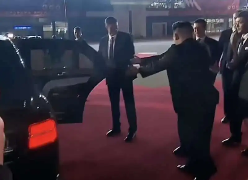 vladimir putin e kim jong un litigano per entrare in limousine 2