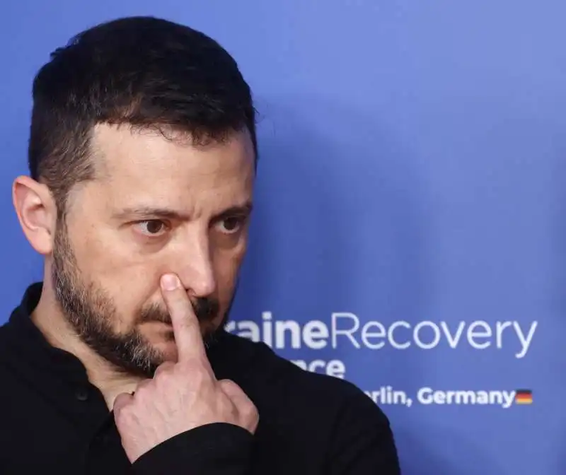 volodymyr zelensky con le dita nel naso