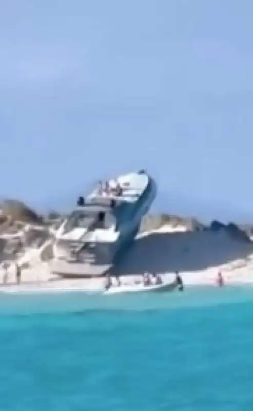 yacht arenato in spiaggia su un isolotto di espalmador a formentera 3