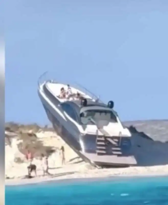 yacht arenato in spiaggia su un isolotto di espalmador a formentera 4