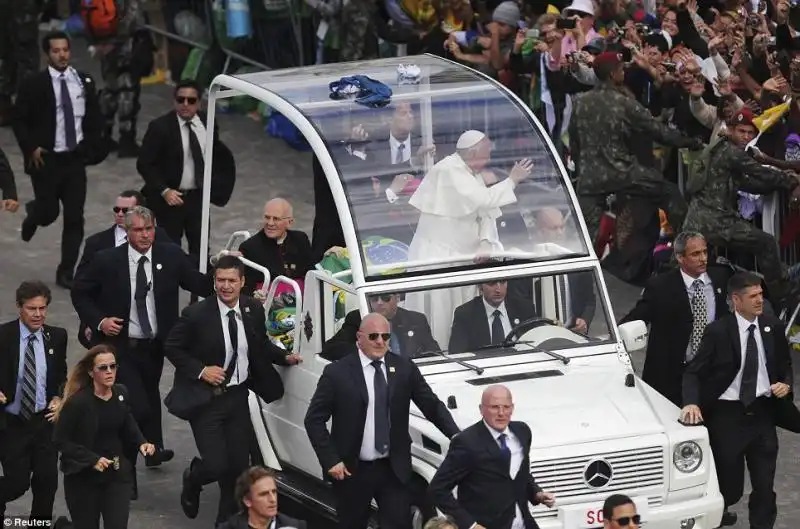 GLI AGENTI DELLA SICUREZZA CIRCONDANO LA PAPAMOBILE A COPACABANA 