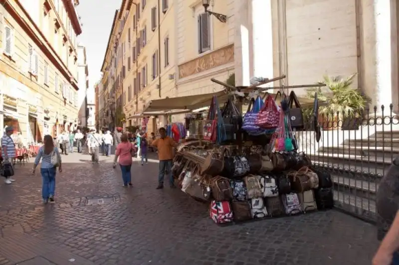 BANCARELLA DIETRO IL PANTHEON