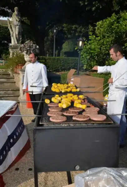 BARBECUE HAMBURGER E PANNOCCHIE FOTO DA FLICKR AMBASCIATA USA 