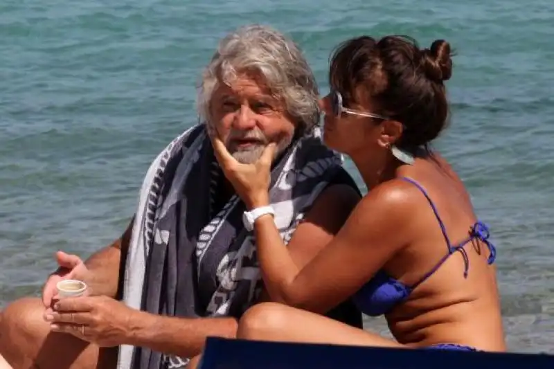 BEPPE GRILLO A PORTO CERVO CON LA MOGLIE PARVIN FOTO DA LIBERO jpeg