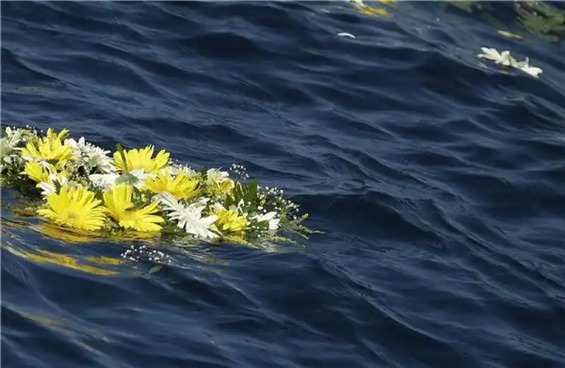 la corona di fiori lanciata da papa bergoglio in mare foto repubblica 