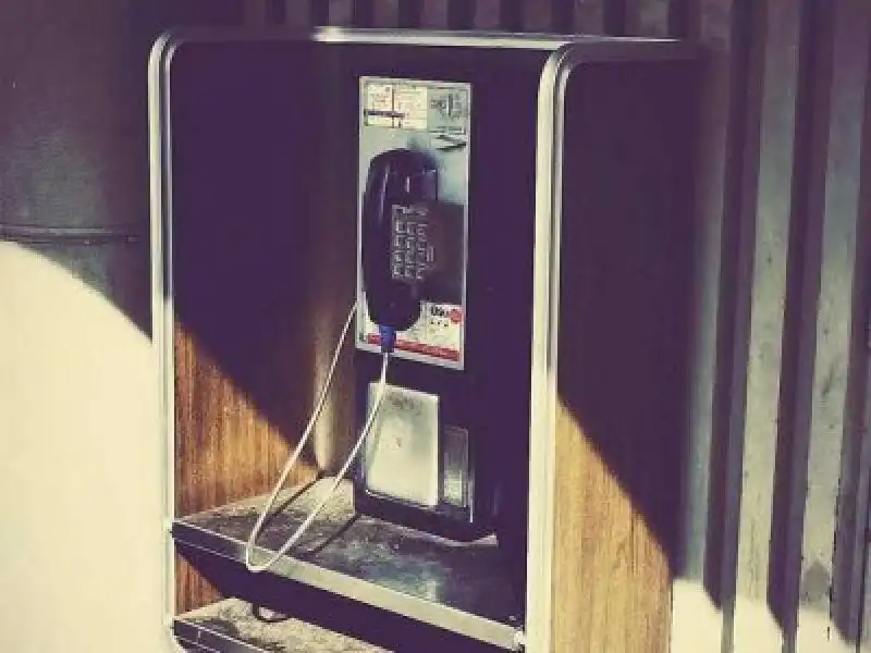 LE COSE RESE ANTIQUATE DAL PROGRESSO TECNOLOGICO TELEFONI PUBBLICI 