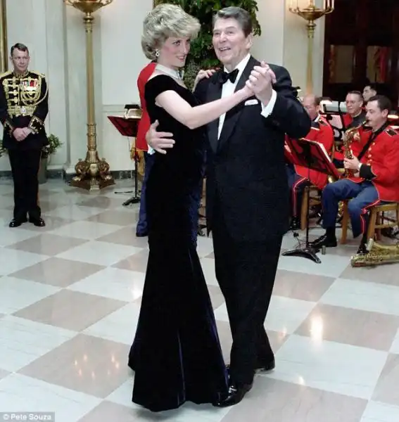 DIANA SPENCER BALLA CON IL PRESIDENTE REAGAN 