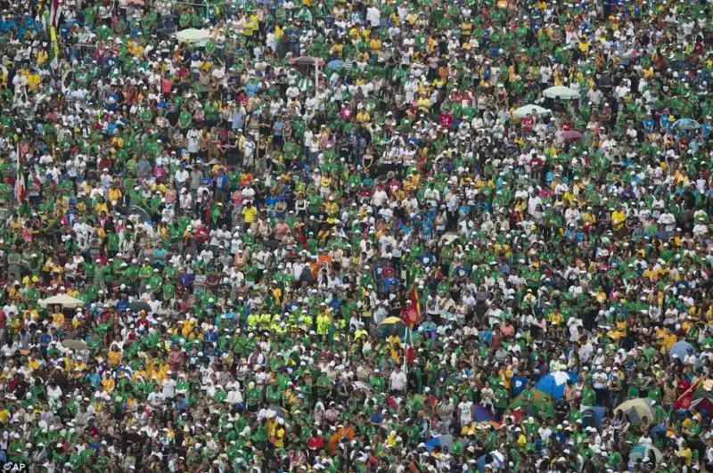 LA FOLLA A COPACABANA ASSISTE ALLA MESSA DEL PAPA MOLTI INDOSSANO LE MAGLIETTE DEL BRASILE 