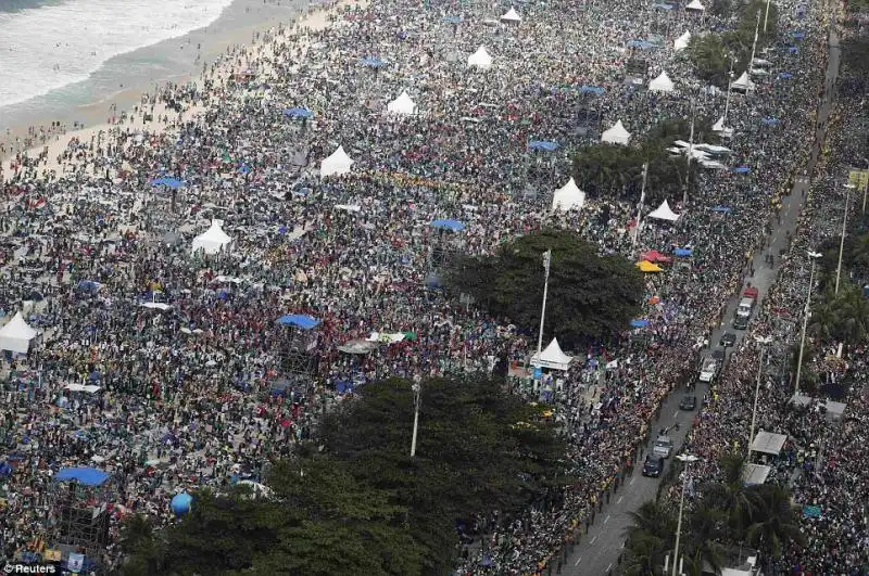 LA FOLLA SULLA SPIAGGIA DI COPACABANA AL PASSAGGIO DELLA PAPAMOBILE 