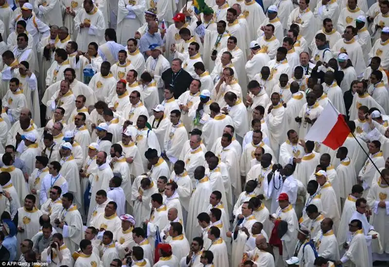 FOLLA DI VESCOVI E PRETI ALLA MESSA FINALE DI PAPA FRANCESCO A RIO 