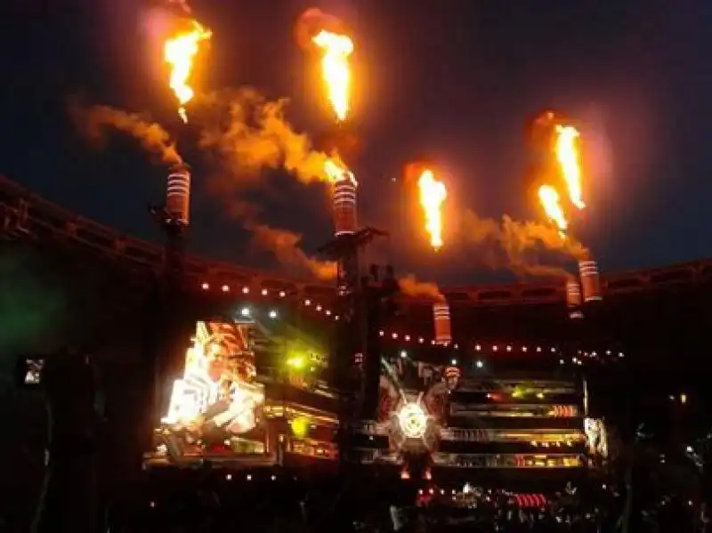 FUOCHI D ARTIFICIO AL CONCERTO DEI MUSE ALLO STADIO OLIMPICO DI ROMA 