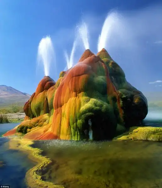 FLY GEYSER NEL DESERTO DEL NEVADA 