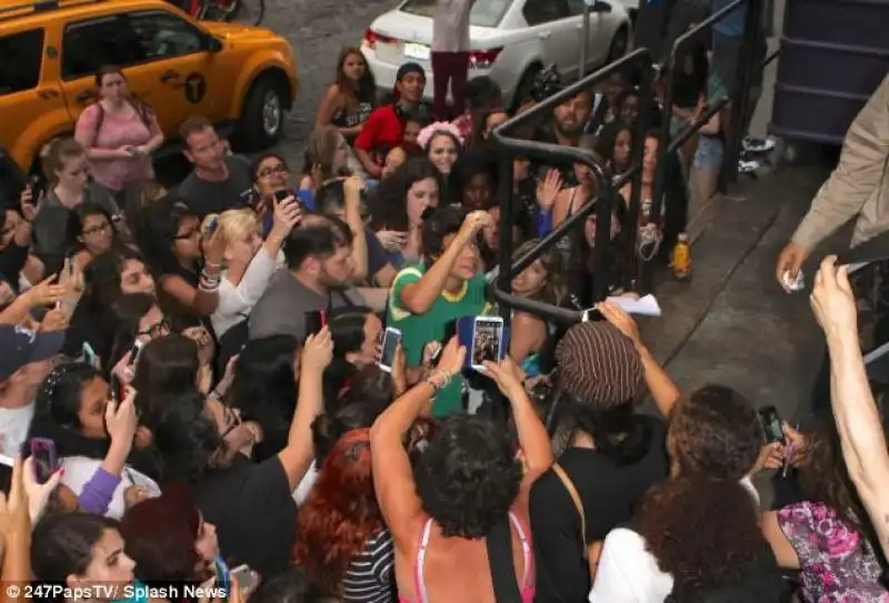 HARRY STYLES DEGLI ONE DIRECTION CIRCONDATO DAI FANS 