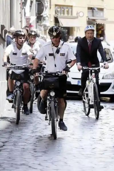 IGNAZIO MARINO CON I VIGILI URBANI IN BICICLETTA 