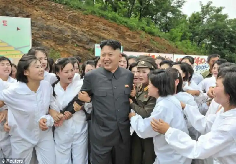 KIM JONG UN VISITA UNO STABILIMENBTO CHE PRODUCE FUNGHI 