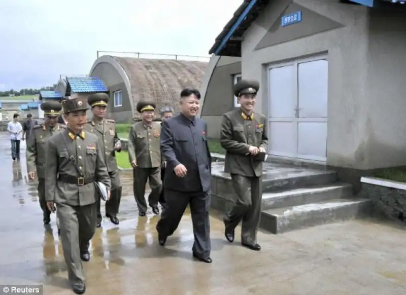 KIM JONG UN VISITA UNO STABILIMENBTO CHE PRODUCE FUNGHI 