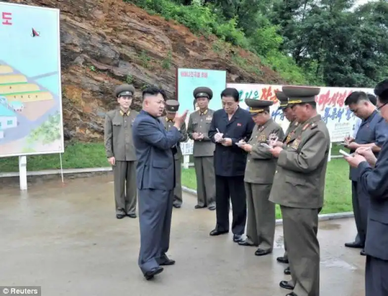 KIM JONG UN VISITA UNO STABILIMENBTO CHE PRODUCE FUNGHI 