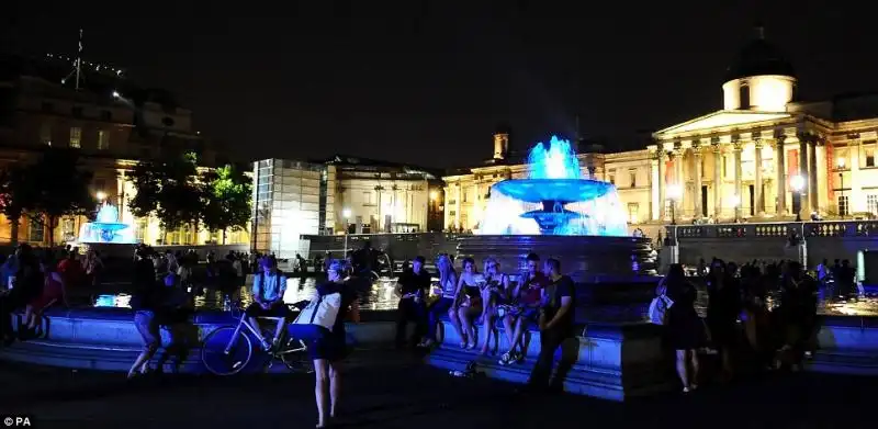 LONDRA FESTEGGIA LA NASCITA DEL ROYAL BABY 