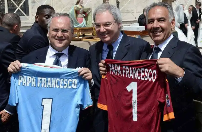 LOTITO E PALLOTTA CON LE MAGLIETTE PER PAPA FRANCESCO 