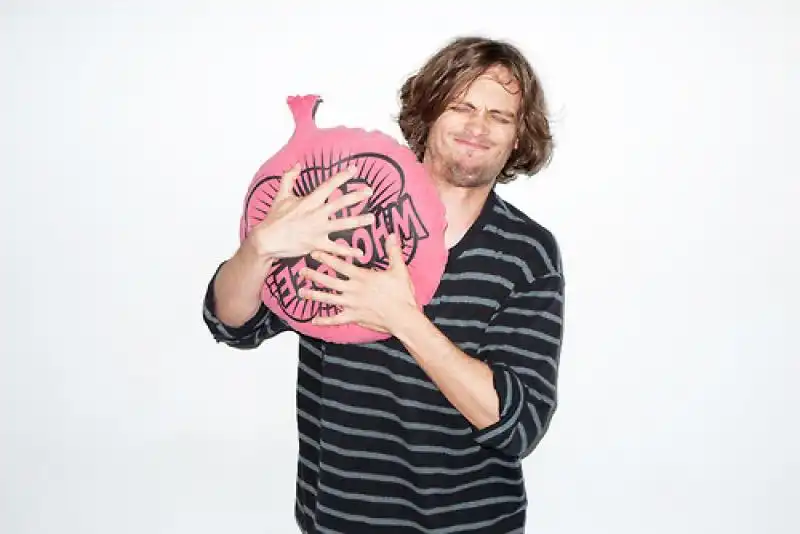 MATTHEW GUBLER CON IL CUSCINO SCUREGGE FOTO BY TERRY RICHARDSON 