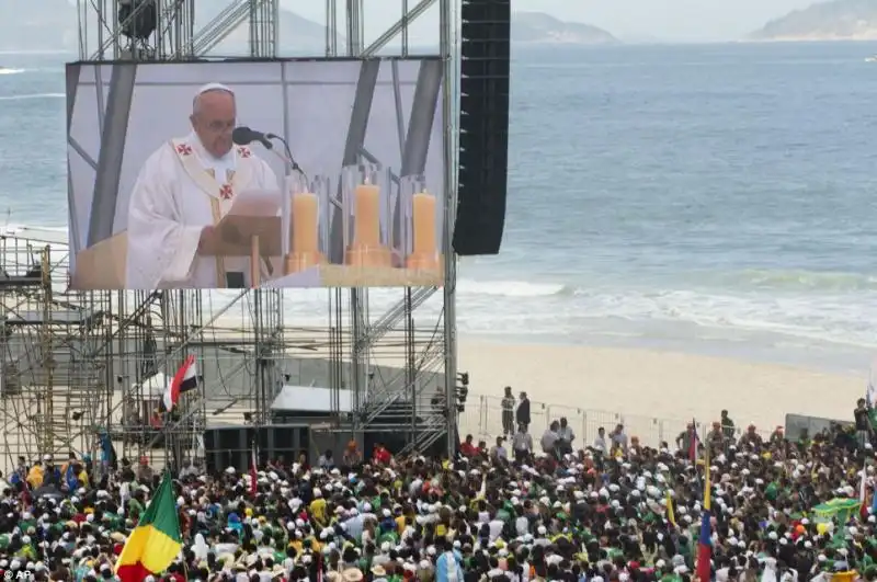 UNO DEI MAXISCHERMI SULLA SPIAGGIA DI COPACABANA 