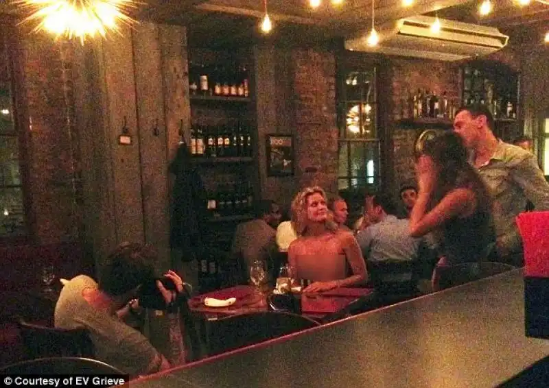 LA MODELLA CHEYENNE LUTEK IN TOPLESS IN UN RISTORANTE A NEW YORK FOTO DI ALLEN HENSON 