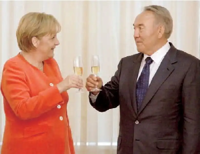 NAZARBAEV CON ANGELA MERKEL 