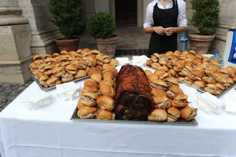 Panini con la porchetta per gli ospiti 