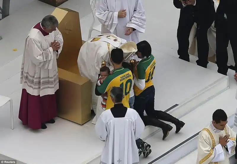 IL PAPA BENEDICE UNA FAMIGLIA VESTITA CON DELLE MAGLIETTE DA CALCIO 