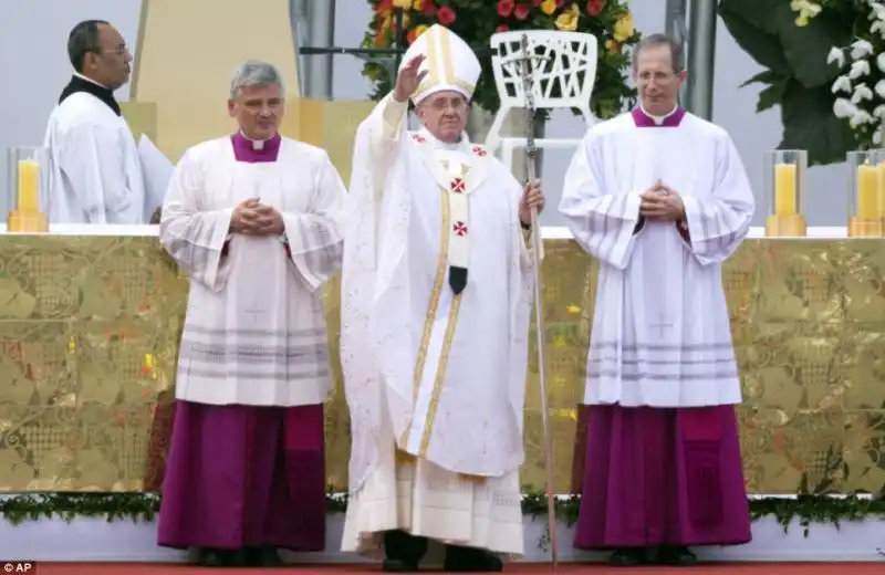 IL PAPA BENEDICE LA FOLLA ALLA FINE DELLA GIORNATA MODIALE DELLA GIOVENT IN BRASILE 