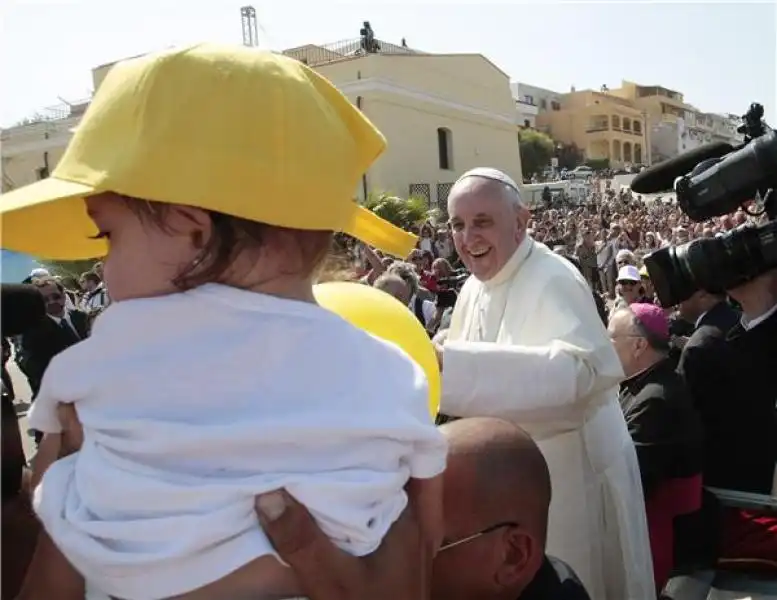 papa francesco bergoglio incontra i fedeli a lampedusa 