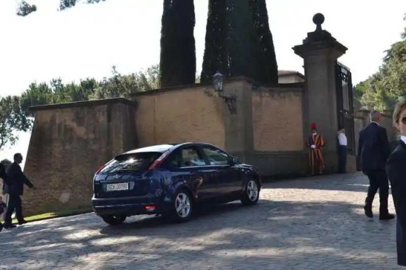 PAPA FRANCESCO IN UTILITARIA auto 