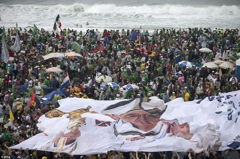 I PELLEGRINI A COPACABANA MOSTRANO UN TELONE CON UNIMMAGINE DI PAPA FRANCESCO 