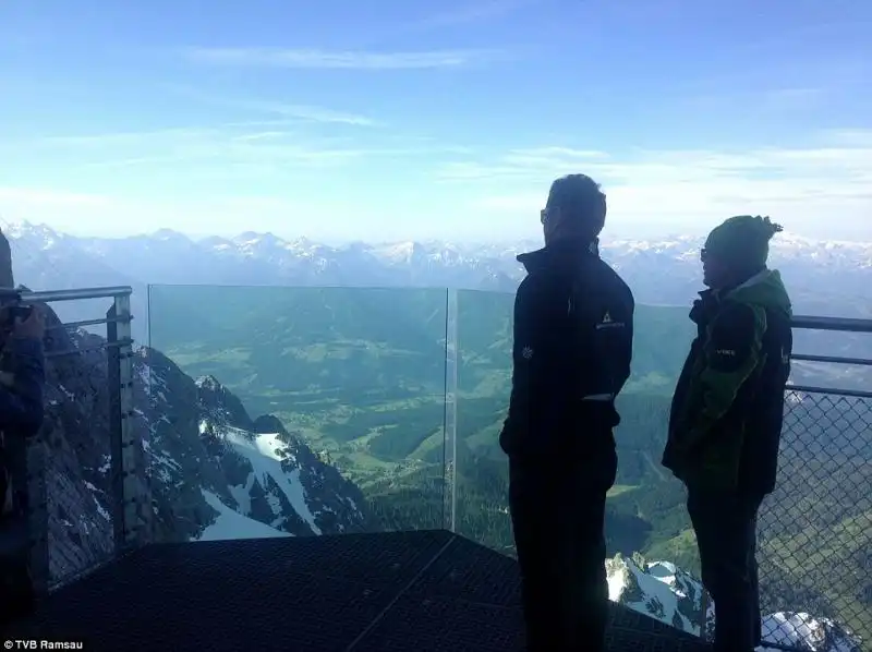 PONTE E SCALA NEL VUOTO SUL GHIACCIAIO DACHSTEIN ALPI AUSTRIACHE 