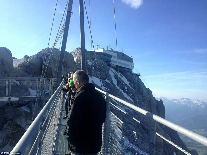 PONTE E SCALA NEL VUOTO SUL GHIACCIAIO DACHSTEIN ALPI AUSTRIACHE 