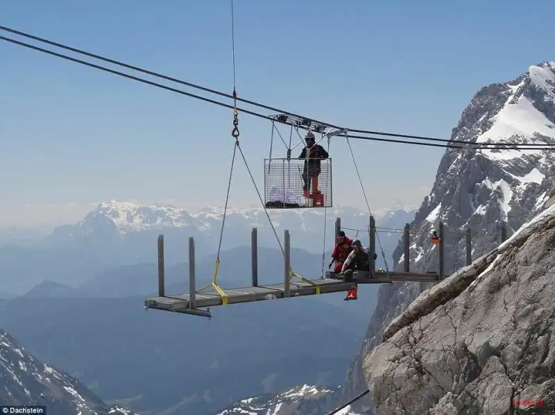 PONTE E SCALA NEL VUOTO SUL GHIACCIAIO DACHSTEIN ALPI AUSTRIACHE 