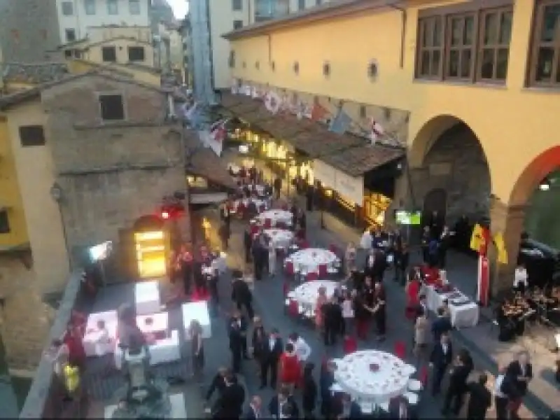 ponte vecchio chiuso per la festa ferrari 