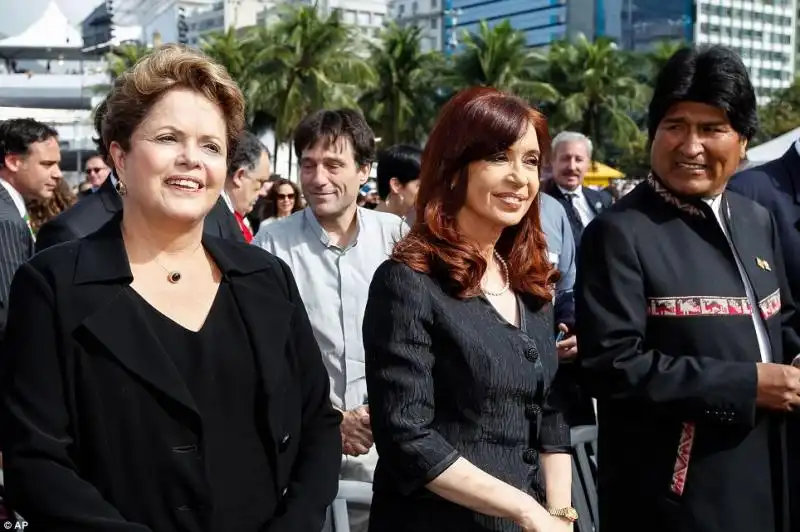 IL PRESIDENTE DEL BRASILE DILMA ROUSSEFF IL PRESIDENTE DELLARGENTINA CRISTINA FERNANDEZ E IL PRESIDENTE BOLIVIANO EVO MORALES SULLA SPIAGGIA DI COPACABANA 