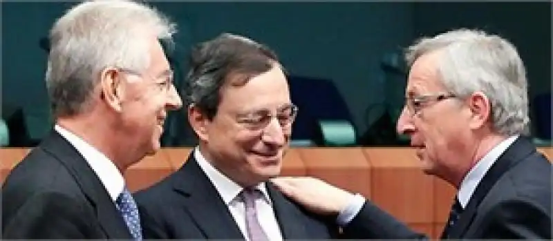 il presidente dell eurogruppo juncker a destra in una rara foto con mario draghi e mario monti aspx 