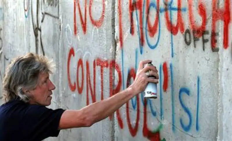 roger waters scrive sul muro che separa israele dalla palestina 